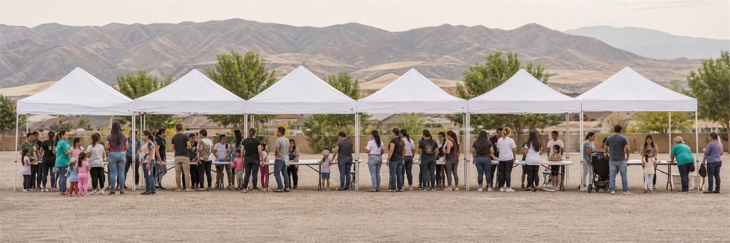 Padres y niños en una feria de ayuda al aire libre, con las montañas de Utah al fondo.